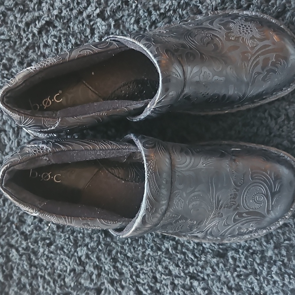 BOC Born Concepts Black Tooled Embossed Leather Clogs Women Comfort Shoes Sz 8.5